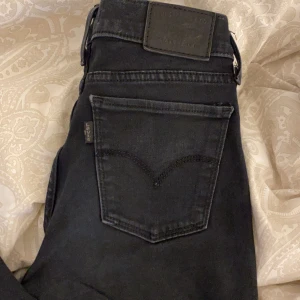 Levis jeans  - Sjukt bekväma levis Jeans! Väldigt fint skick. Nypris : 1200:- 🤍