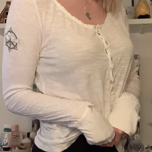 Odd molly blus - Vit oddmolly blus i storlek 1, som är ungefär XS/S. Använd ett par gånger och är i bra skick. 