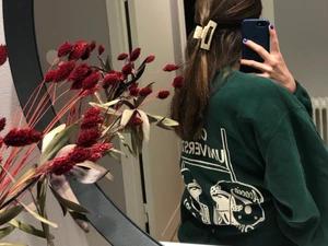 Oversized sweatshirt - Snygg oversized sweatshirt med tryck på ryggen och på bröstet. Köpt secondhand. Pris kan diskuteras och frakt tillkommer. Står storlek XL inuti men jag skulle säga att den är lite mindre