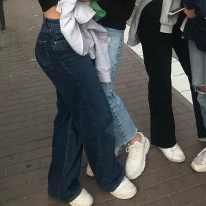 Vida mörkblåa jeans - Vida jeans från monki som sitter väldigt snyggt.