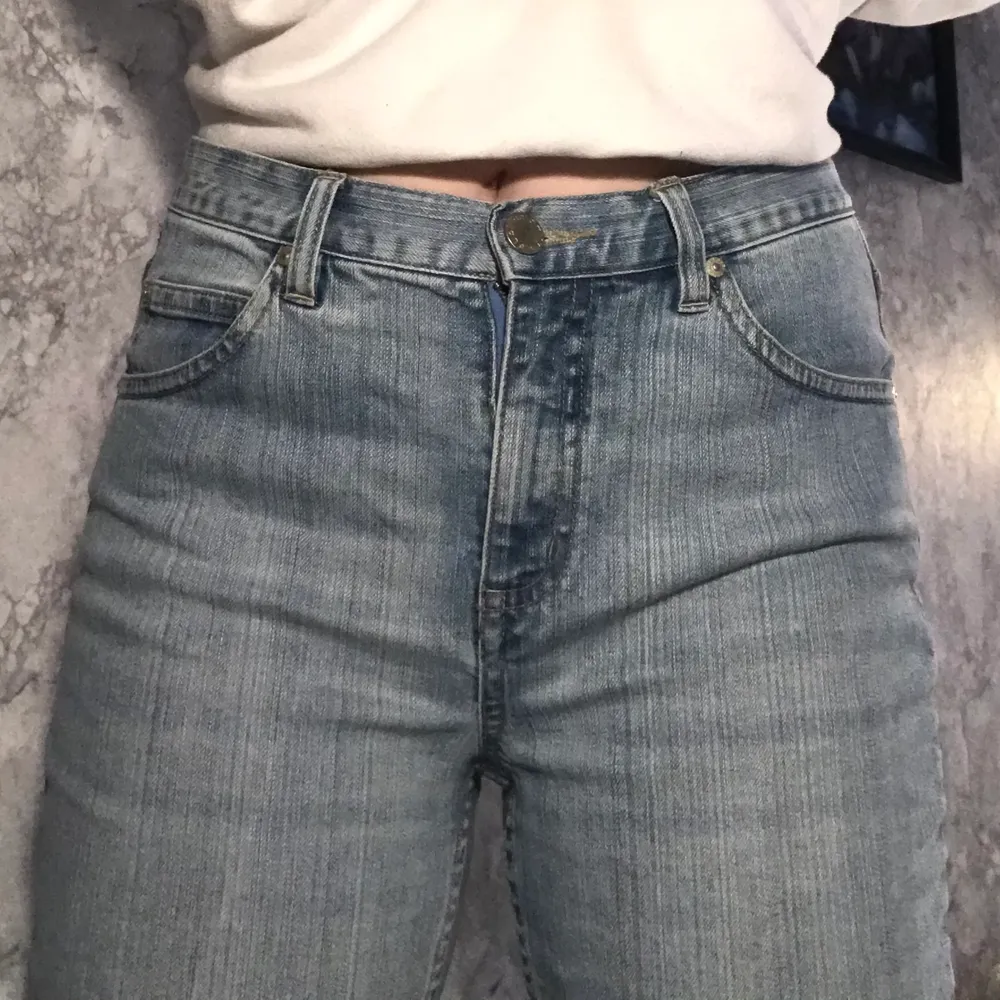 Säljer mina jeans från Lindex då de inte kommer till användning. De är knappt använda och i bra skick, men jag har själv klippt dem så de är fransiga längst nere på byxorna. På sista bilden har min lillasyster på sig byxorna och hon är 173 cm.. Jeans & Byxor.