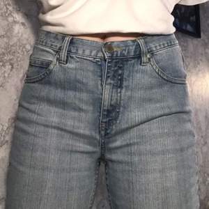 Säljer mina jeans från Lindex då de inte kommer till användning. De är knappt använda och i bra skick, men jag har själv klippt dem så de är fransiga längst nere på byxorna. På sista bilden har min lillasyster på sig byxorna och hon är 173 cm.