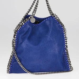 Stella McCartney väska - Jag säljer nu min fina stella väska, i den största modellen. Väskan är i fint skick. Den är inte lika blå i verkligheten som på bilden. Jag är inte hemma nu och har därför inga egna bilder, men kan lägga ut fler bilder så fort jag kommer hem. 