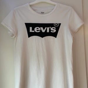Levis T-shirt - Levis tshirt, väldigt bra skick. Köpt 1,5 år sen. Säljs pga används inte. Kan frakta, då står köpare för frakten. Skriv privat för fler bilder.Pris kan diskuteras.