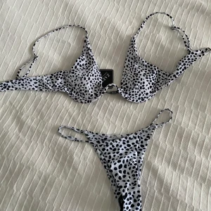 Bikini - Säljer denna oanvända bikinin från zaful💜 överdelen är vadderad men det går att plocka ur💜 inte genomskinlig! 
