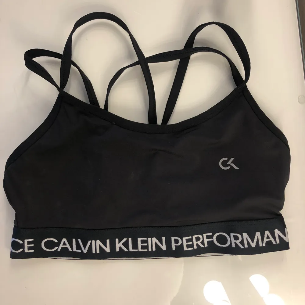 Snygg sport-bh från Calvin Klein som tyvärr är lite för liten. I övrigt är den hur snygg som helst med korsande band i ryggen och snyggt band med loggan✨. Övrigt.