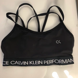 Sport-bh Calvin klein - Snygg sport-bh från Calvin Klein som tyvärr är lite för liten. I övrigt är den hur snygg som helst med korsande band i ryggen och snyggt band med loggan✨