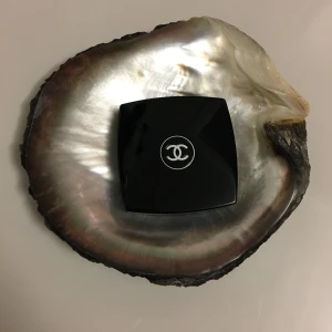 Coco Chanel rouge blush - Säljer en blush/ rouge från Chanel då jag inte använder rouge. Endast testad. Kommer med sammetspåse & borste. Passa på & gör ett kap! Frakt med frimärke är inkluderat i priset. Om du vill ha spårbar frakt tillkommer +27 kr. 