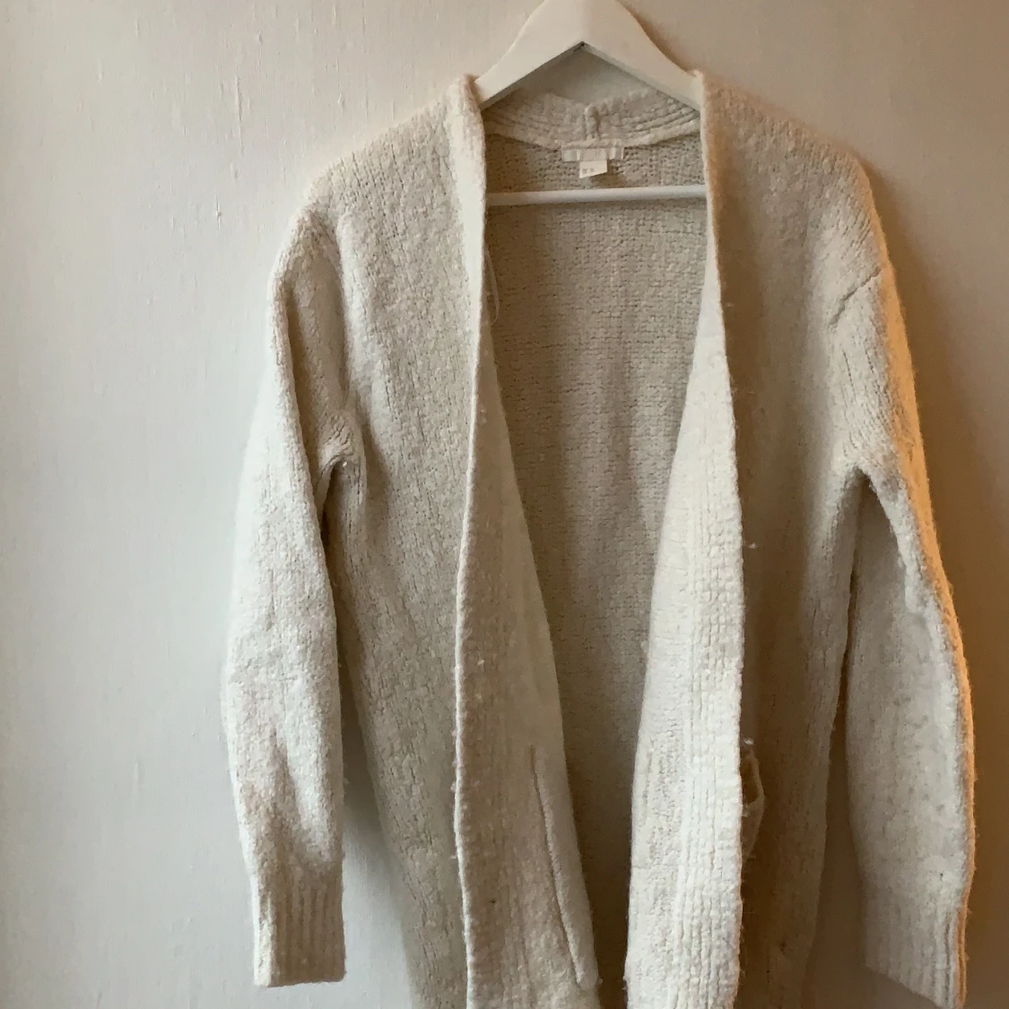 Vit stickad kofta - 90