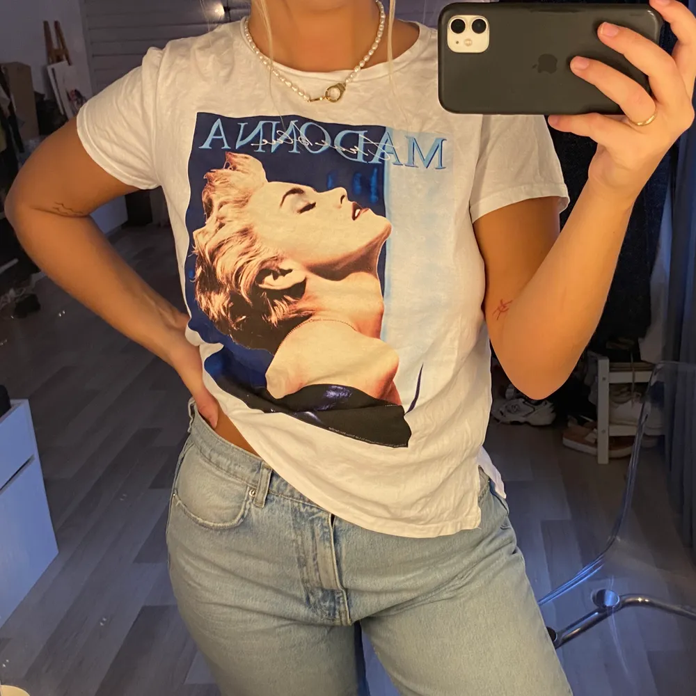 Jättecool t-shirt med Madonna tryck💜💕🌈 . T-shirts.