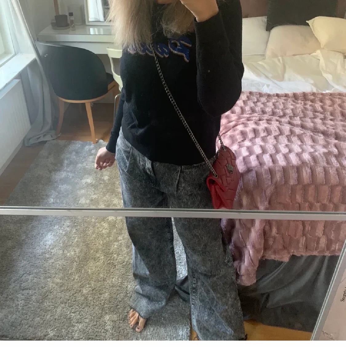 Snygga trendiga gråa jeans