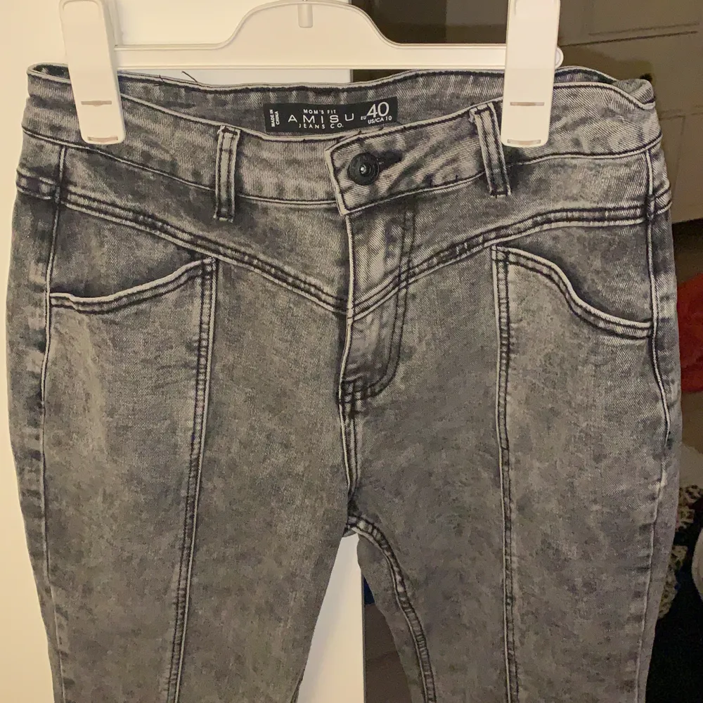 Helt oanvända jeans i storlek 40, de sitter typ som ”mom jeans”!. Jeans & Byxor.