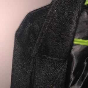 Jacka - En snygg jacka från Lindex. Köpt för några år sedan. Sitter bra på mig som har storlek 36 i vanliga fall. Säljer för 250 kr + frakt🤍✨