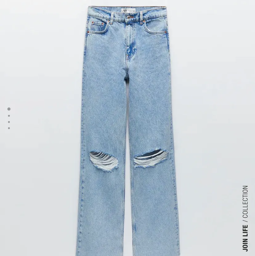 Populära zara jeansen med hål på knäna, i nyskick och prislapp kvar! Avklippta för någon som är runt 155-163 😊 . Jeans & Byxor.