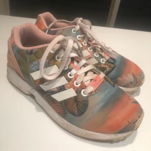Addidas skor - Skor med exotiskt mönster