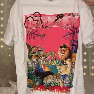 T-shirt med tryck💓 - Vit oversized t-shirt med ett superfint tryck. Aldrig använd! (OBS den är inte struken på bilden)🥰