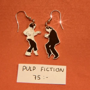 Pulp fiction - örhängen - Handgjorda örhängen med matchande motiv från filmen ”Pulp fiction”. Cirka 3 cm. 