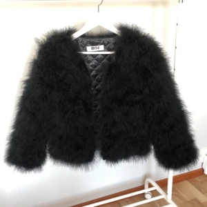 Jacka - Svart fjäderjacka från Dennis Maglic, använd två gånger. Storlek xs passar mig som är xs, s. Nypris är 1299kr och jag säljer min för 250kr plus frakt. Är du intresserad kan du skicka ett meddelande till mig!👍🏼 Tar swish.