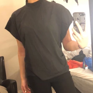 Snygg polo t-shirt - Skit fin polo t-shirt i grå/svart använd 1 gång! Strl s men passar xs-m