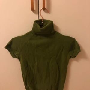 Polotröja - Supercool polotröja 💚 (den har två små hål vid halsen som döljs av kragen, men de kan lätt sys ihop). Är M, men passar snarare S! Sitter tajt