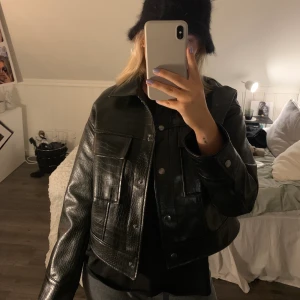 Jacka Gina Tricot - Jacka i läderimitation med mönster i. Jättesnygg passform men kommer tyvärr inte till användning eftersom jag har flera liknande. Mycket sparsamt använd, som ny! 