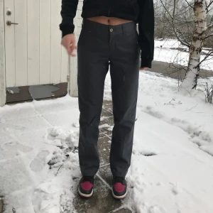 Dickies Industrial work pant  - Dickies industrial work pant har både i beige och mörkgrå, båda är storlek 30/32. Passar även mig som brukar ha 28 i midjan om man har dom nere på höfterna. Köp båda för 400 eller 250 st. 