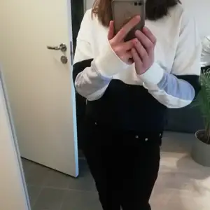 En lätt croppad sweatshirt från Monki, originalpris 250 kr. Den är i strl L men passar mig som brukar ha strl S 💕