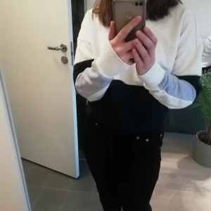 Oversize sweatshirt - En lätt croppad sweatshirt från Monki, originalpris 250 kr. Den är i strl L men passar mig som brukar ha strl S 💕