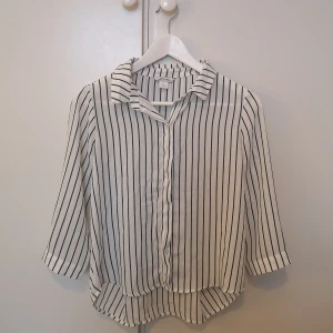 Svart-och vitrandig blus - Fint skick. 