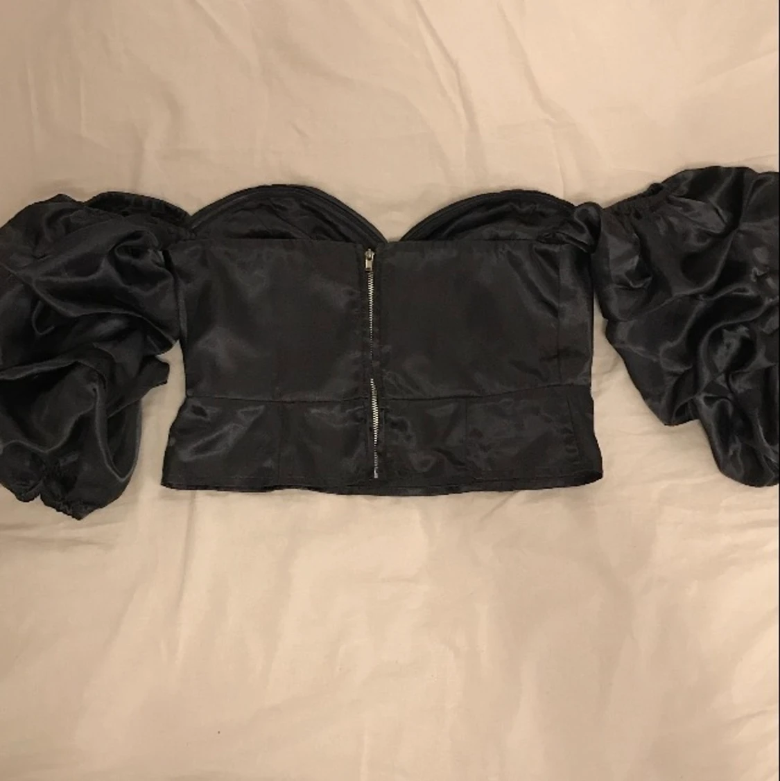 fin detaljerad off-shoulder topp - 90