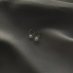 Pärlsmycken - Ursnygga smycken med vita pärlor, finns även med guldig sjöstjärna och mycket mer på @angelus.uf på instagram! Kika gärna där om ni är intresserade💛 från 79kr + 11kr frakt! (10% av vinsten från varje smycke går till barncancerfonden!)💕