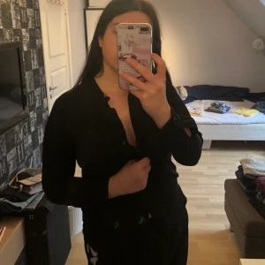 Skjorta - Superfin skjorta från H&M i silkesmaterial typ. Använd fåtal gånger men är tyvärr för liten över bysten. Köparen står för frakten OBS finns billigare frakt men paketet är isåfall inte spårbart!