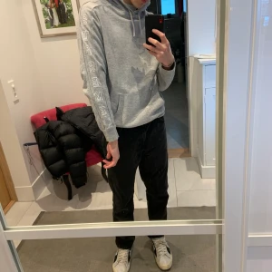 Supreme hoodie grey size medium  - Supreme hoodie köpt i london 3 år sedan, rätt använd. Tar bud på nästan vad som helst:)