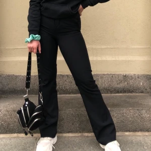 Kostymbyxor, strl 34 - Älskar dessa kostymbyxor, men säljer dem då de tyvärr blivit för små!  Hör av er om ni önskar mer information. Köparen står för frakten!😌💕