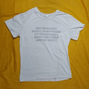 T-shirt med faded tryck - Bekväm t-shirt // köpt online