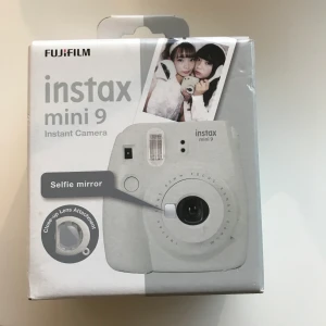 Polaroidkamera ( Instax mini 9 ) - Säljer denna superfina kamera i topp skick! Knappt använd. Köpt för runt 800kr och säljer för 500kr, säljer då jag inte har användning av den. Med kameran kommer: instruktioner, band ( som går att ta av ) och en till lins.  De finns lite olika inställningar på den också! Den kommer inte med foton. Pris kan diskuteras💜