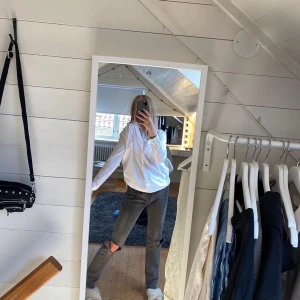 Acne jeans - Säljer för att de är för små, köpta vintage från en säljare på insta. Gråa Ance jeans, klippta hål i knäna. Storlek som Small, köpta för 500kr säljer för 279 (lånad bild)