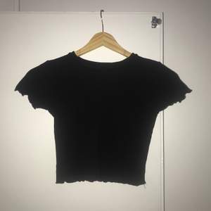 Säljer en svart ribbad t-shirt som jag precis köpt på Plick men det var tyvärr för liten:(( Den är väldigt fin och i var skick. (Sista bilden lånad) Storlek XS. 60kr + 22kr i frakt. 🥰🙏🏼