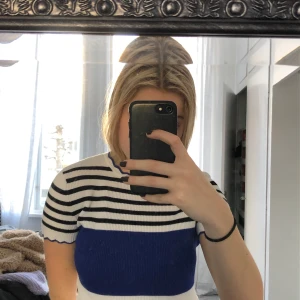 Stickad t-shirt - Stickad t shirt från zara i storlek XS. Super skön och i väldigt bra skick. Väldigt stretchiga och passar en person med storlek S. Köparen står för frakt. Står ej för postnords slarv 🤎