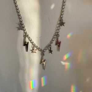 Kedjehalsband - Snyggt halsband i silver med berlocker💞 Har endast ett exemplar av denna och säljer den därför lite dyrare💫 Pridet är inklusive frakt!