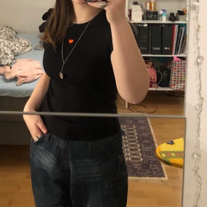 tisha med hjärta - Casual svart tisha med ett litet sött hjärta på framsidan💕 stretch finns. basic tröja men fin!