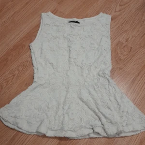 Blus - Säljer dena för 25kr andvänd några gången och är i bra andvändar skick. Den är i strl S men passar XS och M. 