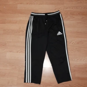 Addidas - Andvända några gånger. De är avklippta vid fötterna, det var så när jag köpte de. Passar mig som är 1,66 men lite korta.