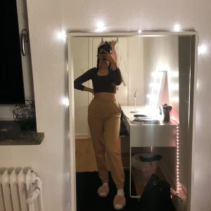 Beige mjukisbyxor  - Från Gina. Frakten ingår i priset (57kr) 🤍✨