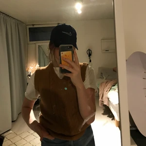 Väst - Brun stickat väst, bra skick, fraktar gärna, storlek:s, skriv gärna ifall ni har frågor🤎