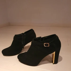 Stövletter - Stövletter I svart och guld från New Look, storlek 39.