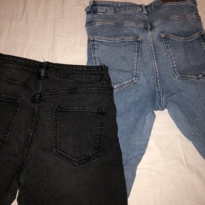 Jeans  - Snygga jeans som sitter som en smääääck på rumpan 🍑🍑 köpta på Kappahl och bik bok!!!😍 man får båda!!!