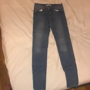 Skitsnygga jeans i st 36. Passform LISA från Gina tricot. Ljusblå jeans. 