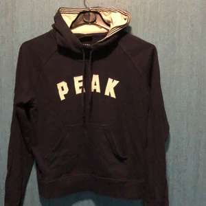 Peak performance  - Svart luvtröja i lite tunnare kvalitet.  Den är använd o tvättad så den svarta färgen är lite mattad som den blir av tvätt. Står i tröjan att det är st l men jag tycker att den passar mer till s/m. Köpare betalar frakt 