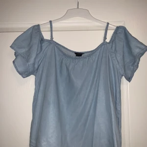 Söt blus  - En söt ”off shoulder” blus med justerbara band från Lindex. Storlek S. Hör av er vid frågor eller fler bilder✨
